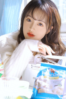两女一纸